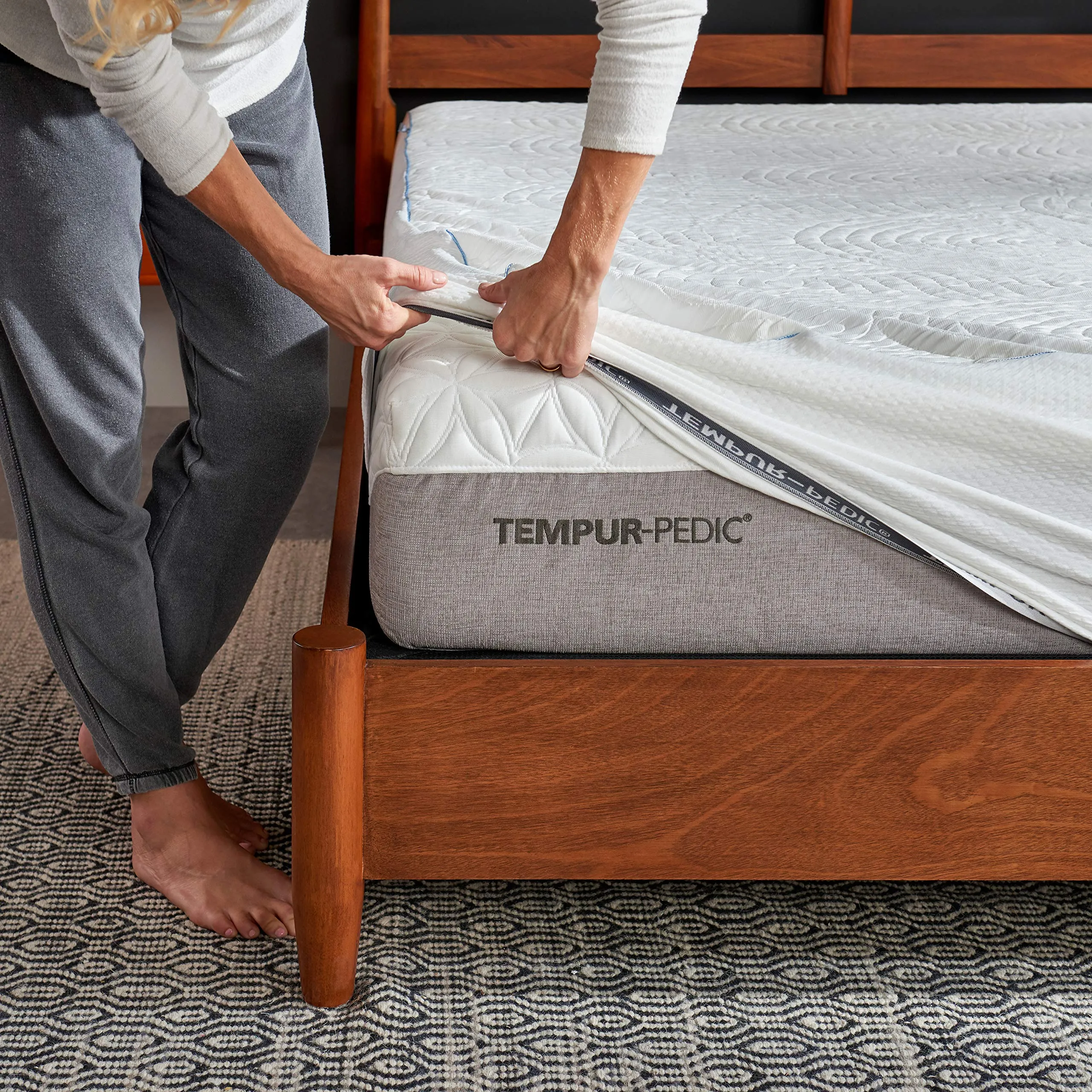 Tempur-Pedic Cool Luxury Fitted Mattress Protector – Cool and Comfortable Luxury Knit - Waterproof to Protect Against Spills and Stains – Machine Washable, King Sized, White